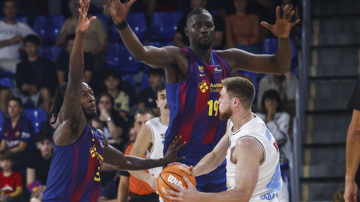 Kurucs, del Breogán, trata de pasar ante los azulgranas Cale y Fall, este sábado en el Palau.