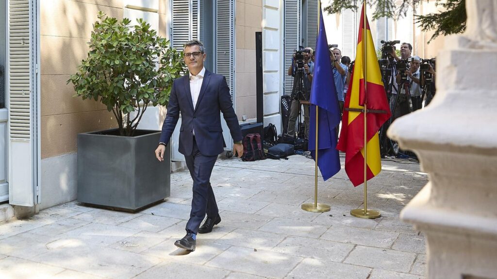 Archivo - El ministro de la Presidencia, Justicia y Relaciones con las Cortes, Félix Bolaños, tras una reunión con el presidente de la Autoridad Independiente de Protección del Informante, en el Palacio de Parcent, a 22 de agosto de 2025, en Madrid (Españ