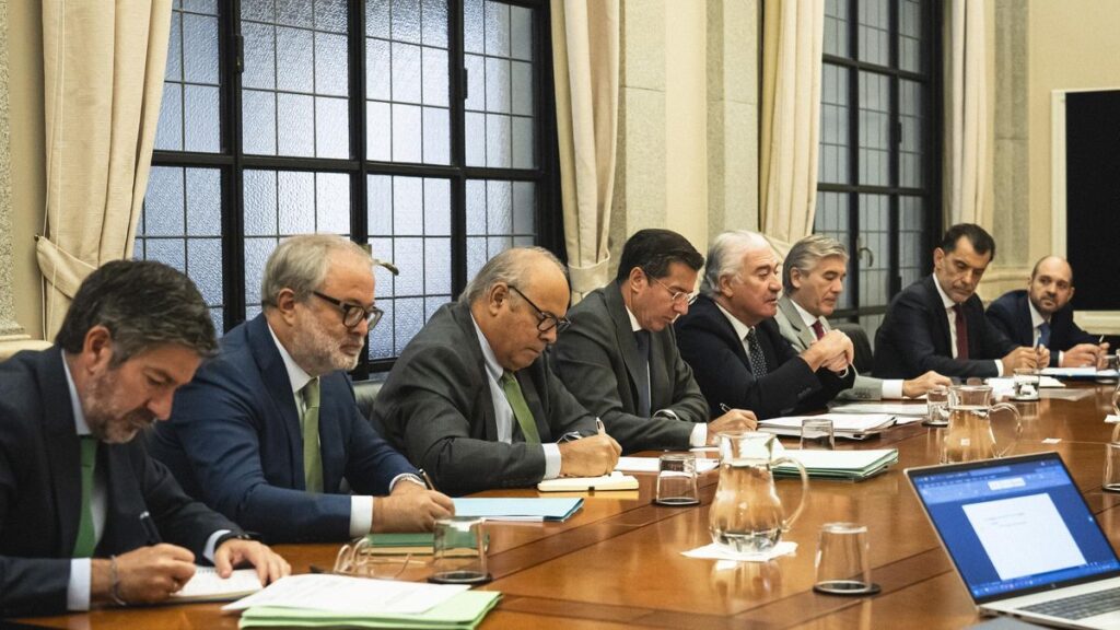El consejero delegado de Iberdrola España, Mario Ruiz-Tagle, junto al consejero delegado de Endesa, José Bogas, y el presidente de Naturgy, Francisco Reynés, este martes en la sede de la CNMC.