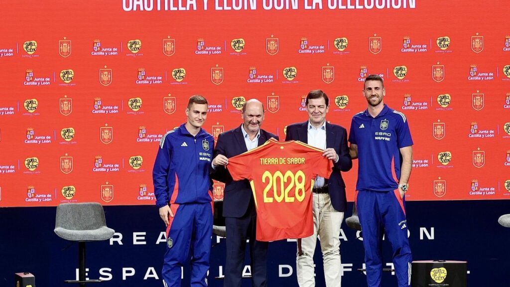 El presidente de la Junta, Alfonso Ferná¡ndez Mañueco, segundo por la derecha, en la presentación del patrocinio de "Tierra de Sabor" a la selección española de fútbol, con el zamorano Unai Simón, a la derecha.