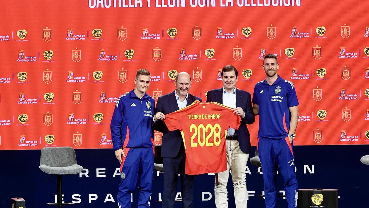 El presidente de la Junta, Alfonso Ferná¡ndez Mañueco, segundo por la derecha, en la presentación del patrocinio de "Tierra de Sabor" a la selección española de fútbol, con el zamorano Unai Simón, a la derecha.