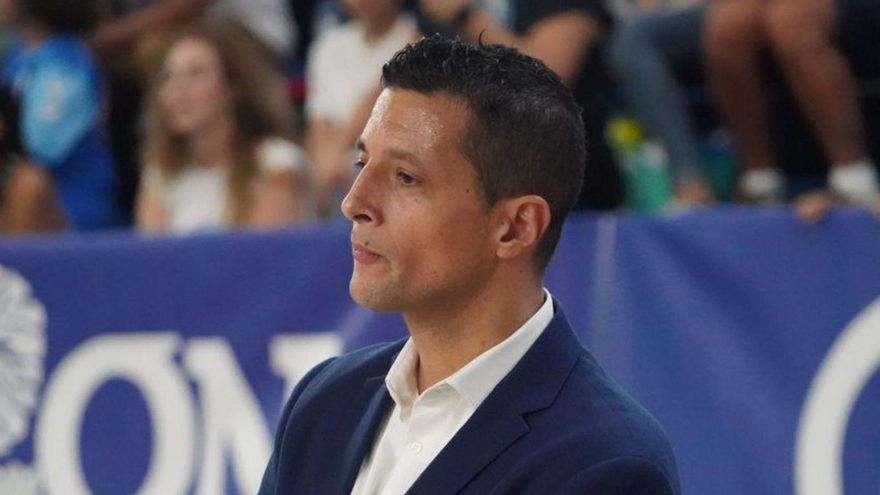 Saulo Hernández, cariacontecido en el banquillo.