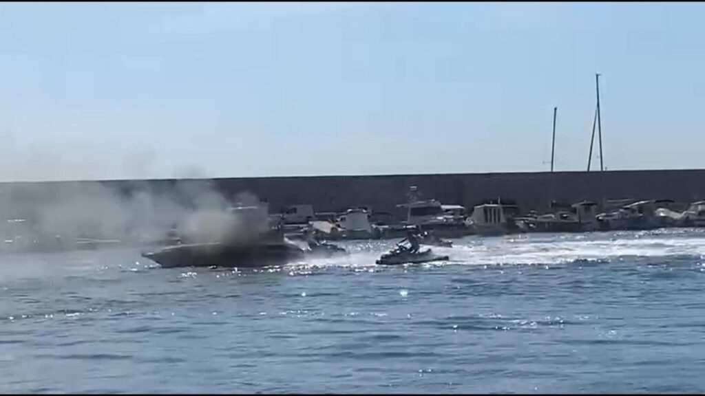 Explota una embarcación en el puerto de Fuengirola.