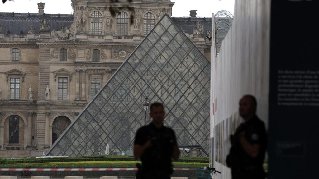 Agentes de Policía, frente a la entrada del museo del Louvre
