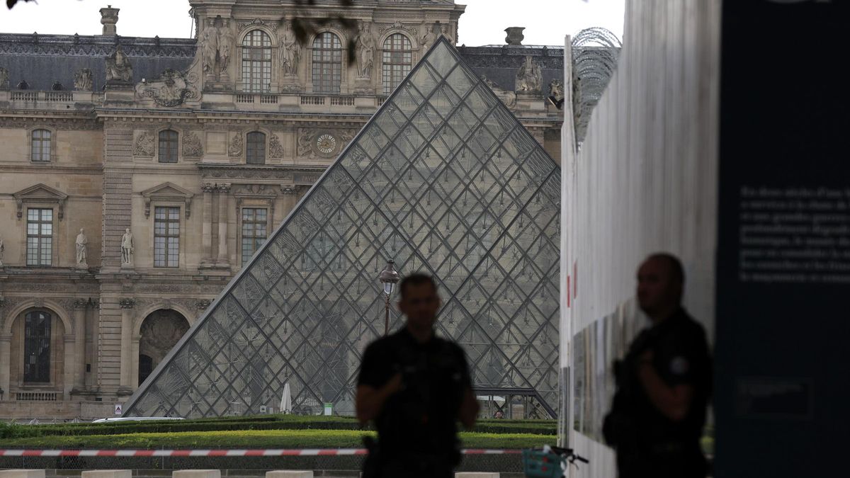 Agentes de Policía, frente a la entrada del museo del Louvre