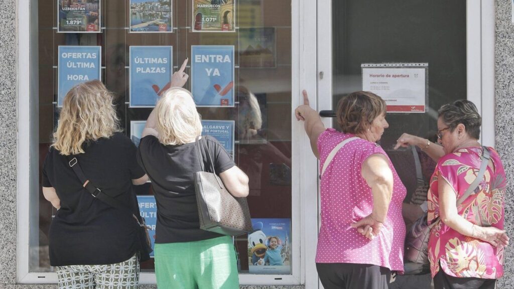 Expectación en una agencia por la venta de los viajes del Imserso.