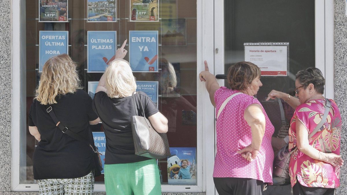 Expectación en una agencia por la venta de los viajes del Imserso.