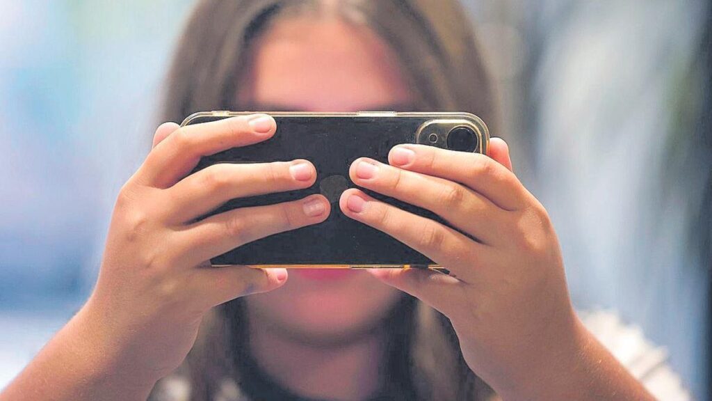 El ojo seco está relacionado con hábitos como el uso de pantallas