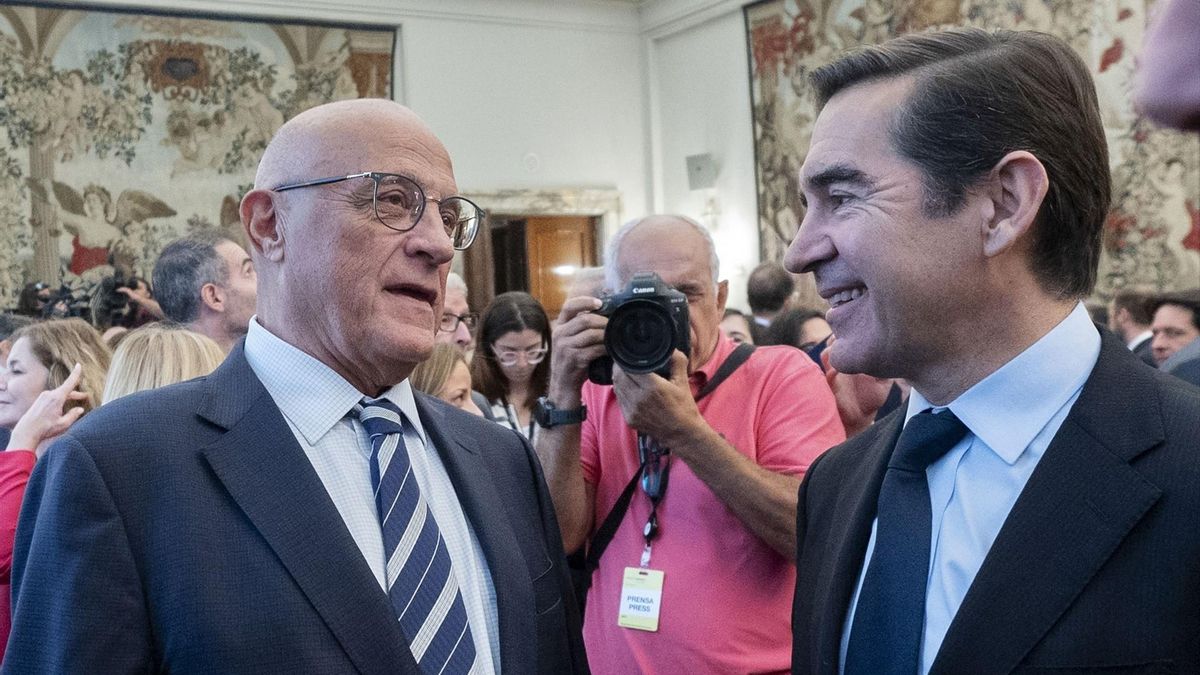 Archivo - El presidente del BBVA, Carlos Torres Vila (d), y el presidente del Banco Sabadell, Josep Oliu (i),