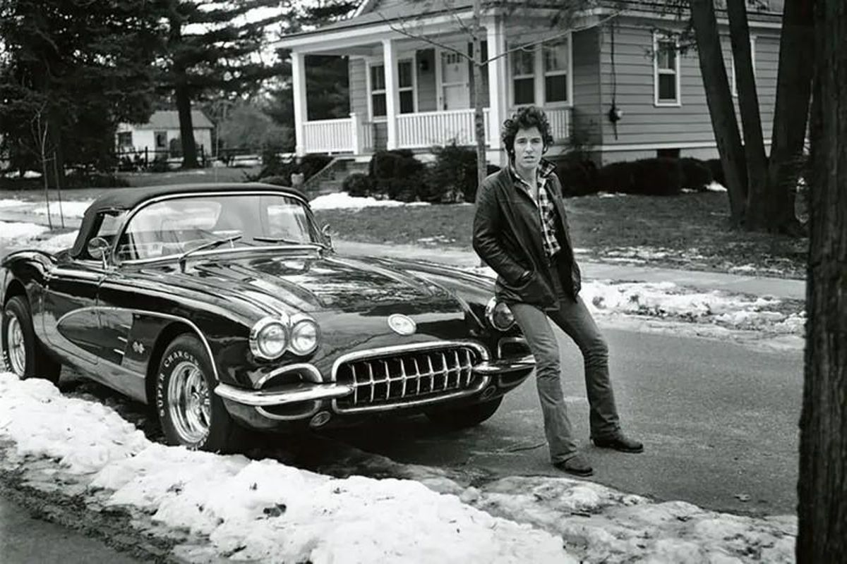 Springsteen, photographié à côté de la voiture qu'il a achetée avec les premiers bénéfices de 