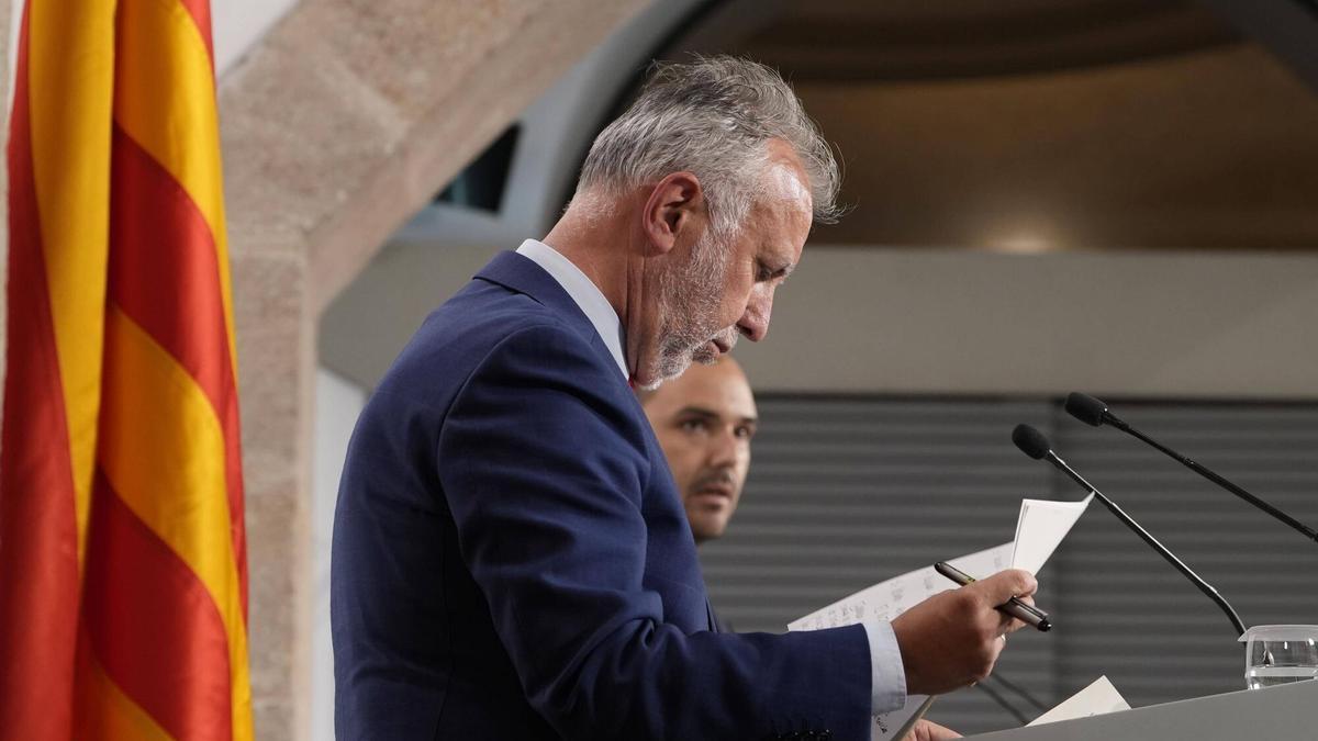 El ministro de Política Territorial, Ángel Víctor Torres,  durante una rueda de prensa con el conseller de la Presidència, Albert Dalmau, el pasado mes de julio.