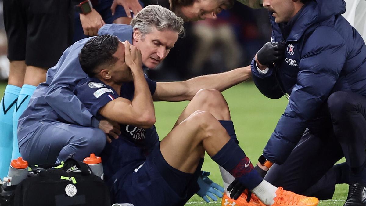 Acharaf Hakimi, jugador del Paris Saint Germain, se lamenta tras sufrir una entrada de Luis Díaz que le obligó a irse lesionador del campo