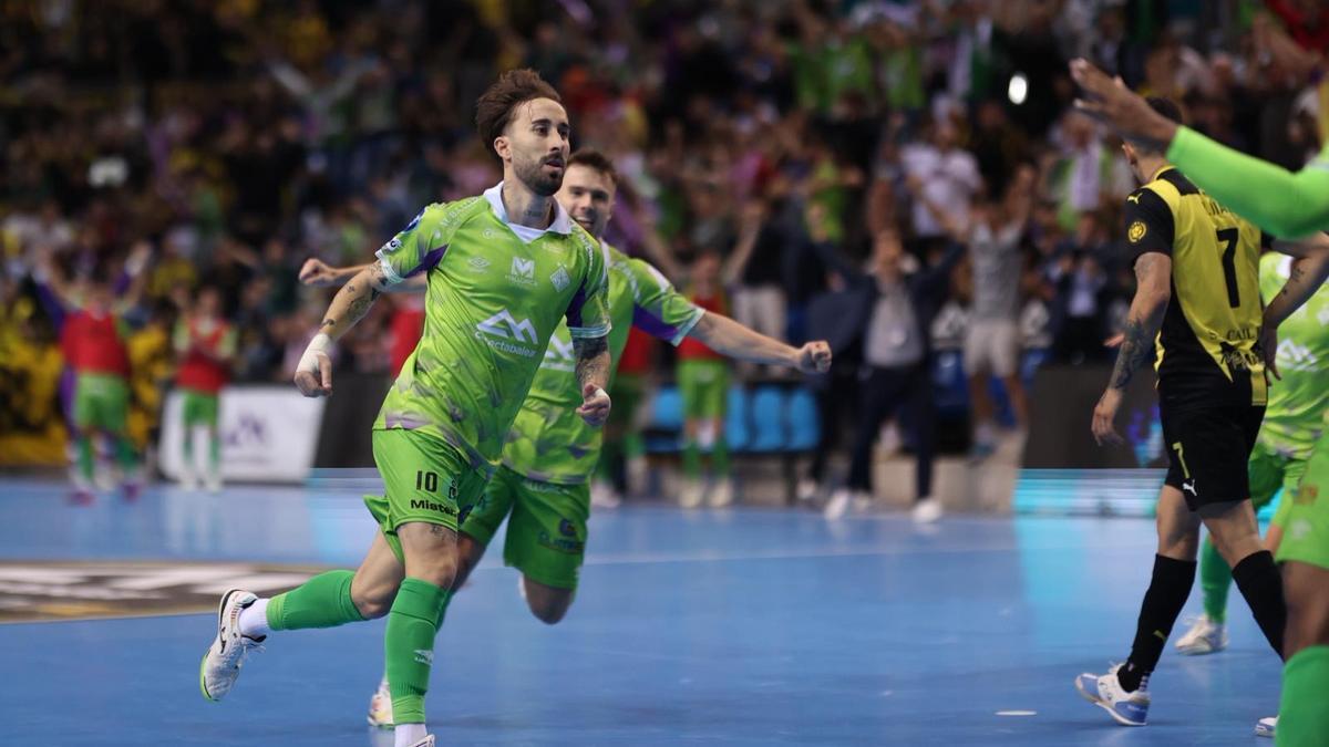 Rivillos celebra su primer gol.