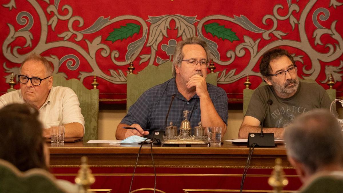 Francisco Gaurido, alcalde de Zamora, en un pleno con la viceinterventora y el exsecretario de espaldas.