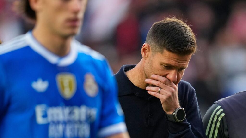 Xabi Alonso abandona el campo de Vallecas tras el empate del Real Madrid con el Rayo en Liga