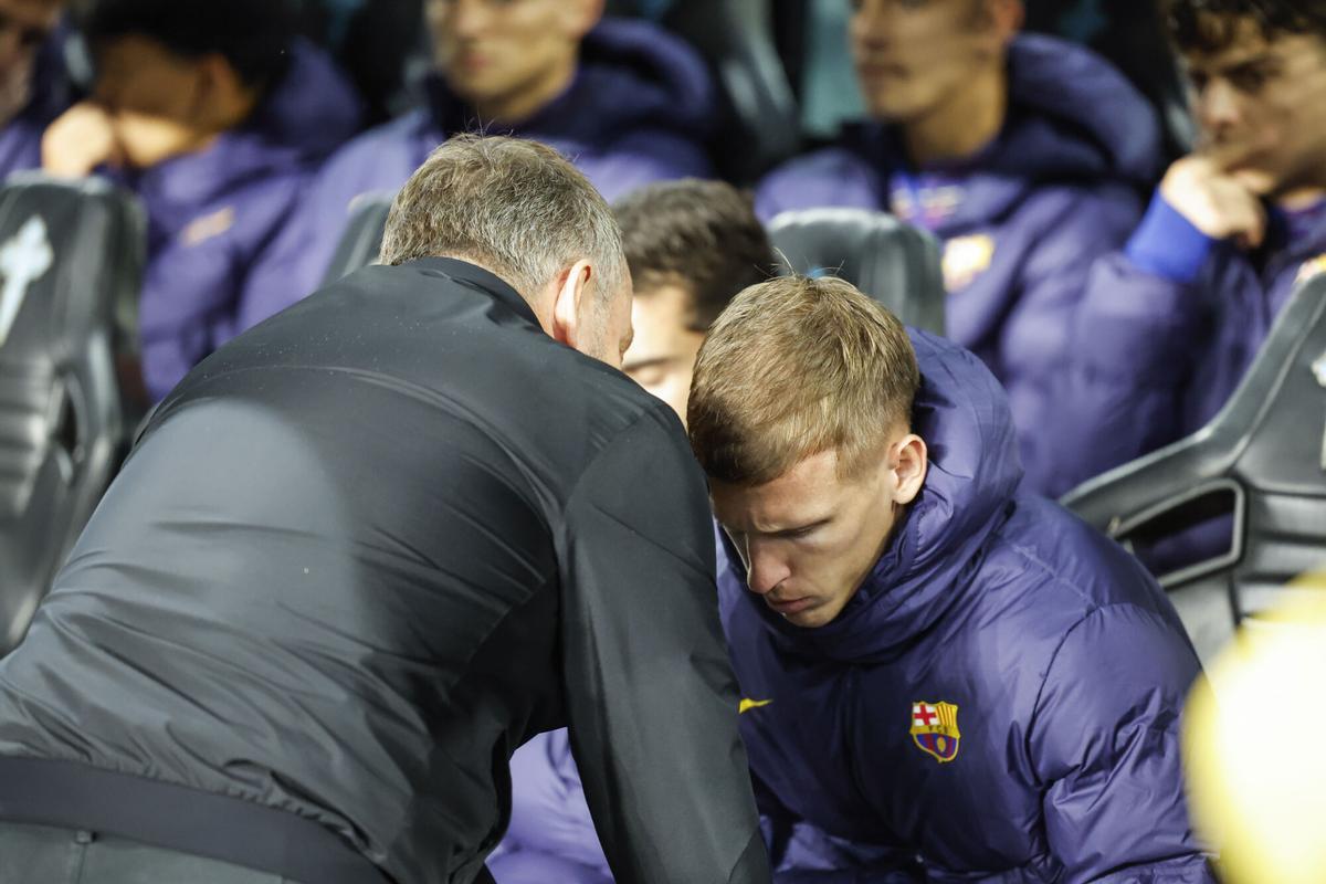 Hansi Flick s'entretient avec Dani Olmo quelques instants avant le départ pour l'informer qu'il a dû prendre le départ après que Marc Casadó se soit blessé lors de l'échauffement.