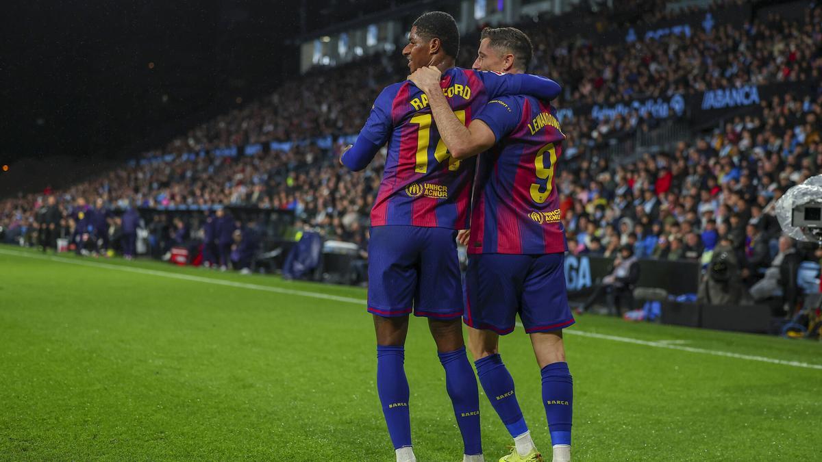 Rashford y Lewandowksi celebran el tercer gol del polaco.