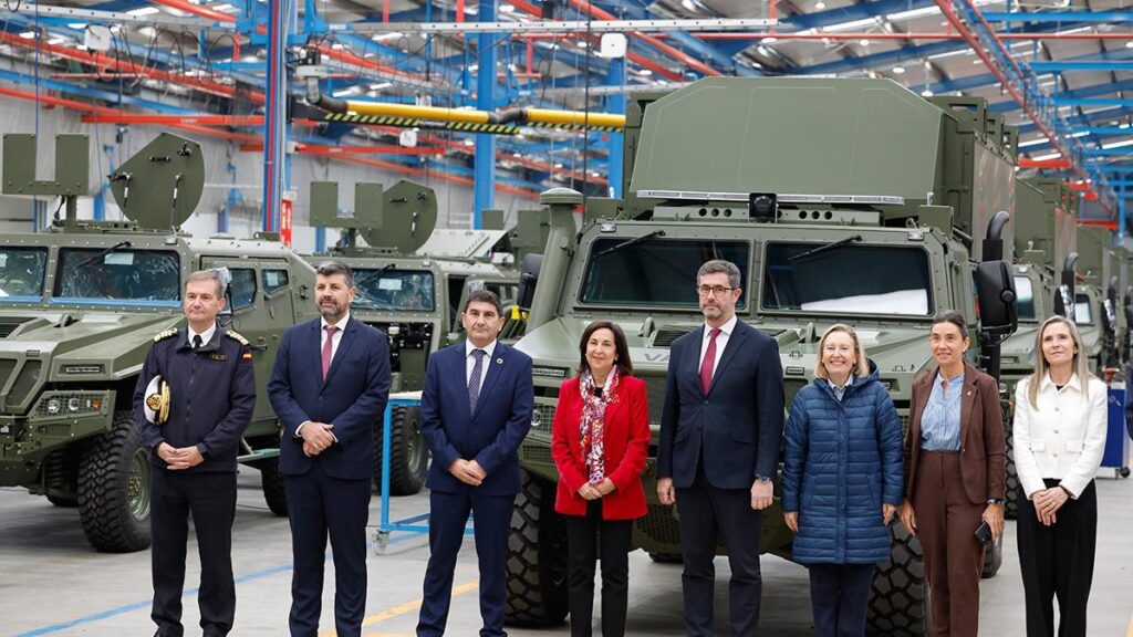 La ministra Margarita Robles, en el centro, junto Justo Sierra, director general de Urovesa, y Pedro Blanco, delegado del Gobierno.