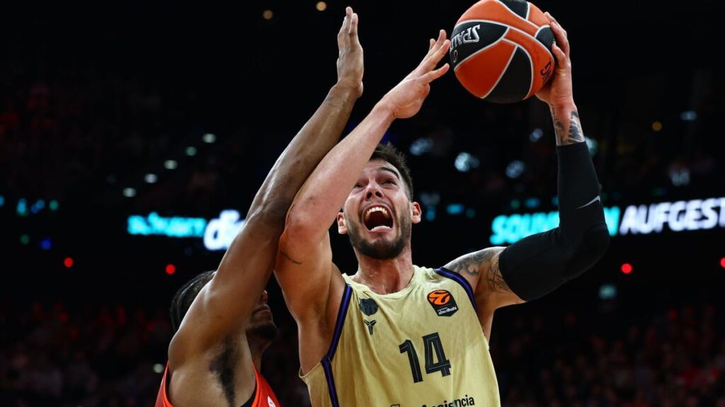 Willy Hernangómez trata de encestar defendido por McCormack, este miércoles en Múnich.