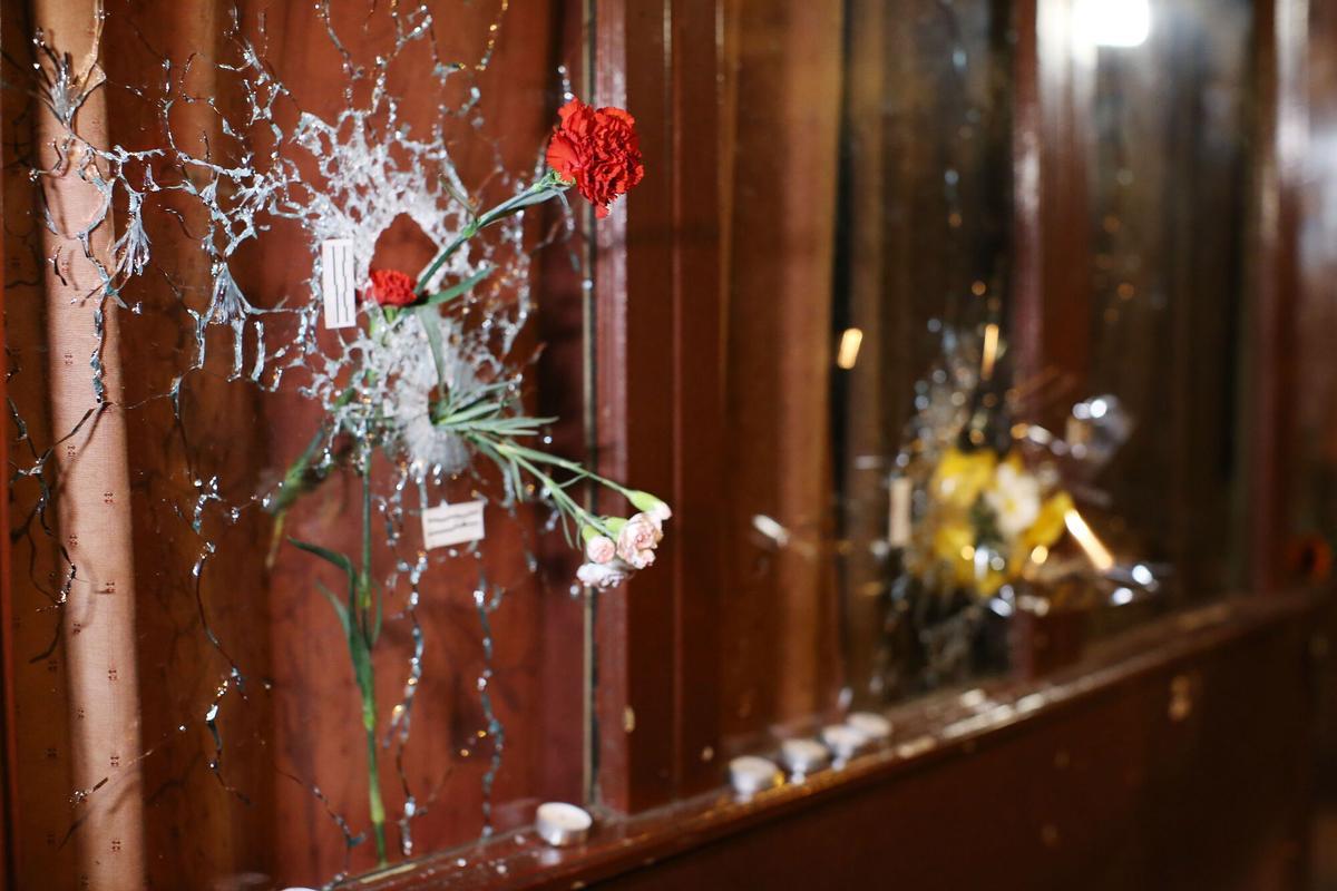 Fleurs déposées dans les impacts de balles causés par les terroristes lors des attentats de Paris du 13 novembre 2015.