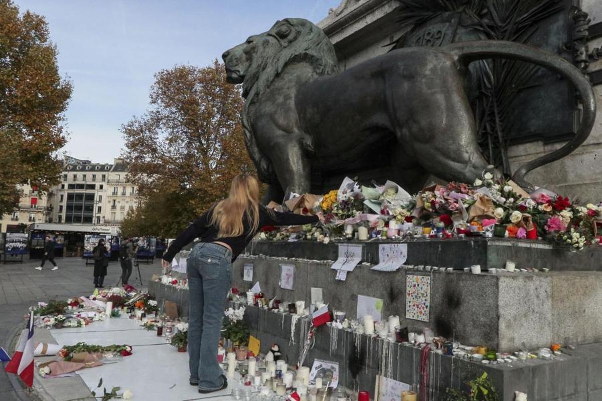 Autel improvisé place de la République à Paris, en hommage aux victimes des attentats jihadistes du 13 novembre 2015.