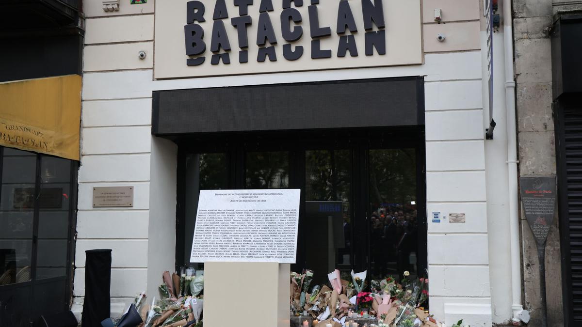 Flores depositadas en tributo a las víctimas fuera de la sala de conciertos Bataclan, uno de los lugares objetivo de los ataques de noviembre de 2015 en París
