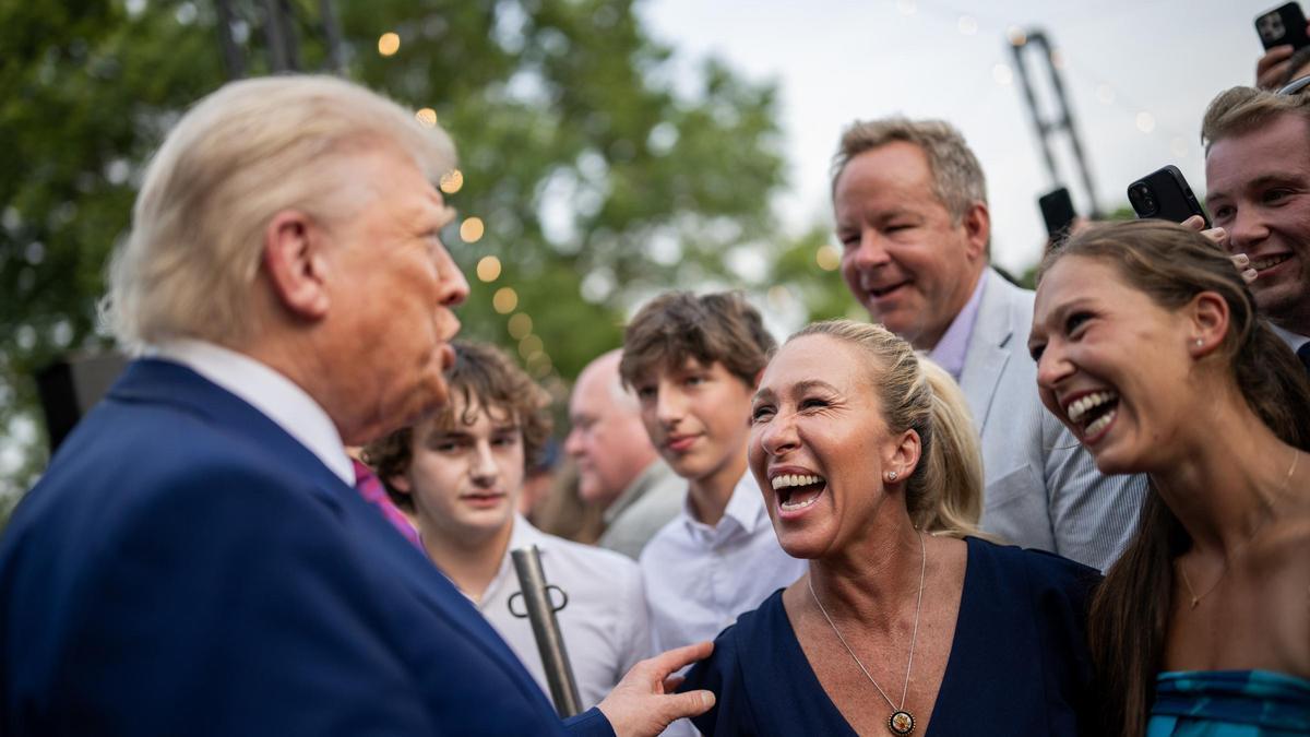 Archivo - Donald Trump y Marjorie Taylor Greene (en el centro de la imagen)