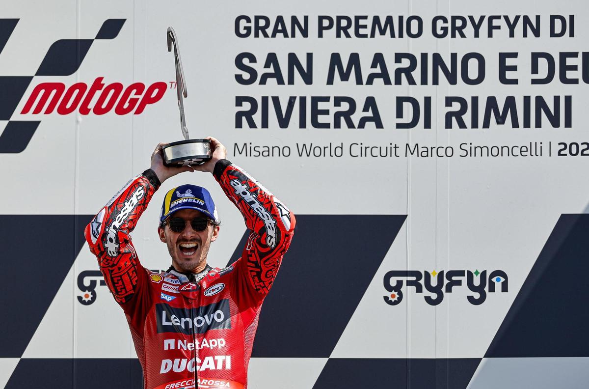 Franncesco 'Pecco' Bagnaia (Ducati), sur l'un de ses innombrables podiums l'an dernier.