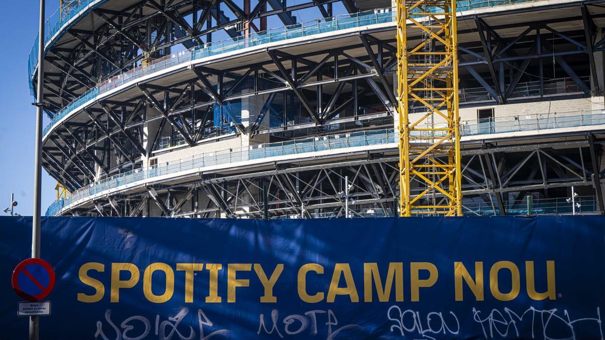 La Generalitat detecta decenas de trabajadores turcos 'simpapeles' en las obras de Camp Nou, Una veintena de empleados de una subcontrata son despedidos y protestan frente al estadio.