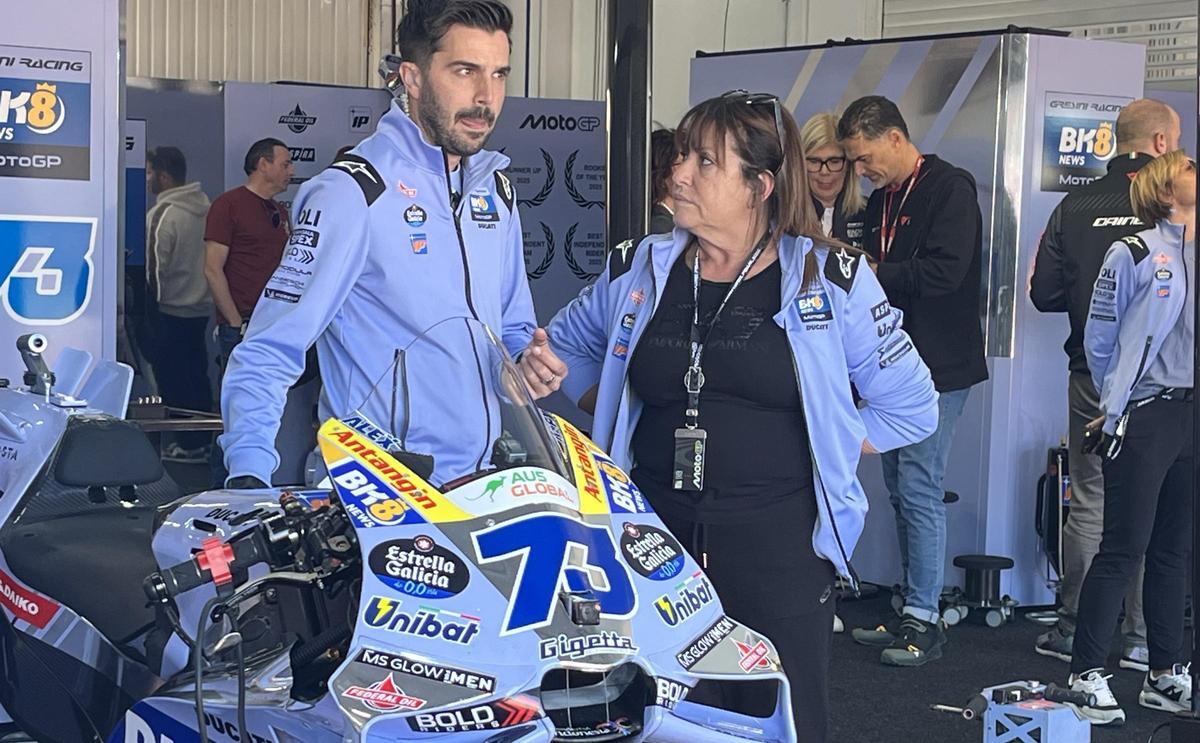 Nadia Padovani, veuve de l'ancien champion Fausto Gresini, avec son directeur sportif, Michele Masini, aujourd'hui à Cheste.