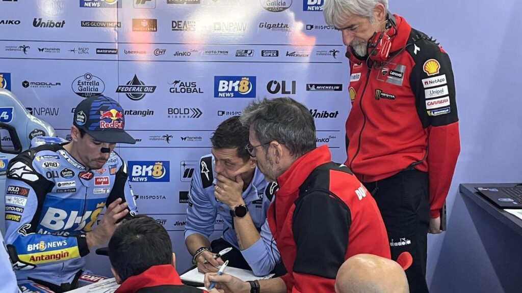 El ingeniero Gigi Dall'Igna, jefe supremo de Ducati, ha estado, hoy, muy pendiente del primer test de Àlex Márquez.