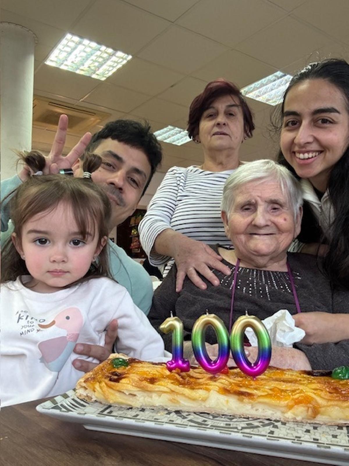 La femme la plus âgée de Mayalde fête ses cent ans