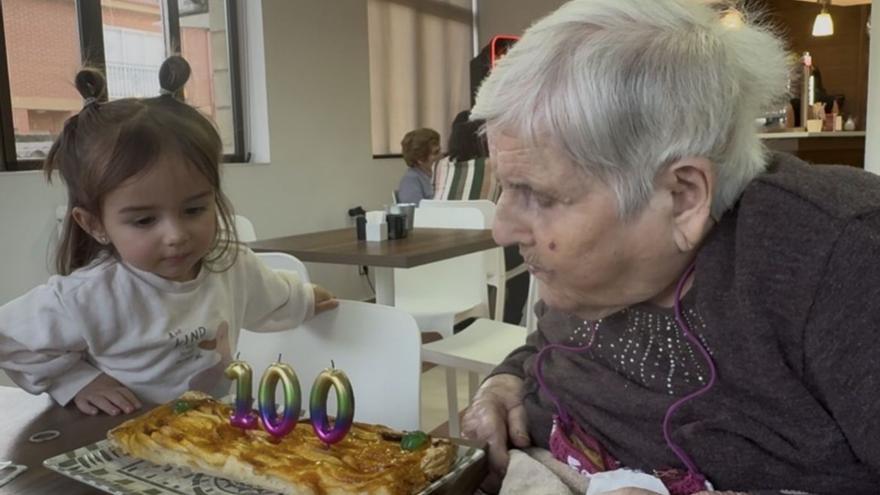 Fermina Álvarez Viñuela, la mujer más anciana de Mayalde, cumple cien años. En la foto con su biznieta más pequeña