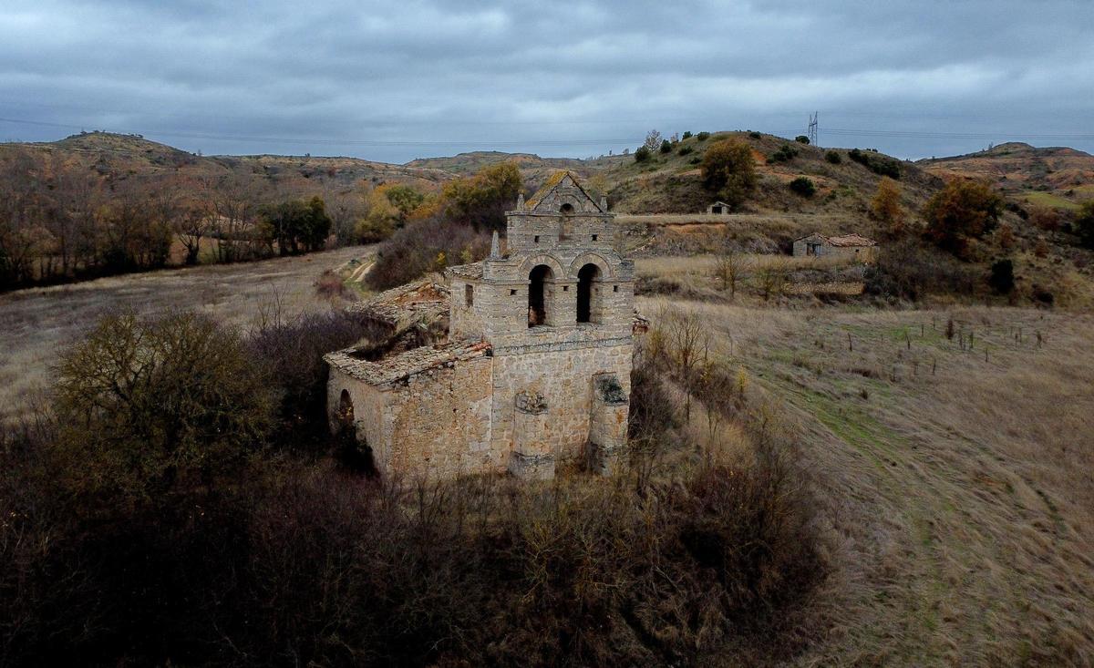 Vue de l'église de Bárcena de Bureba prise avec un drone.