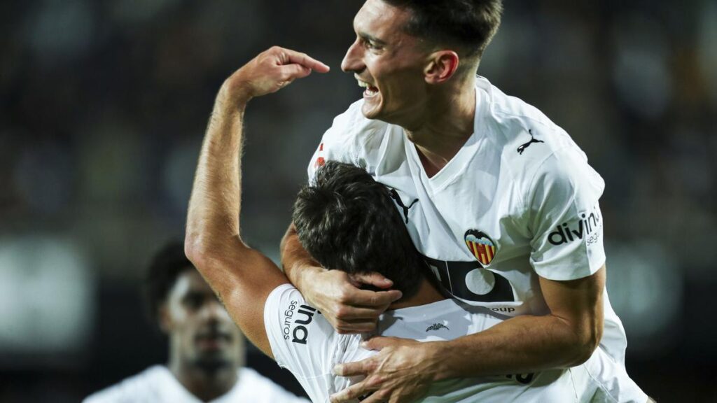 Hugo Duro deñ Valencia CF celebra un gol.