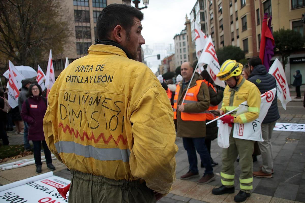 Les pompiers participant à la manifestation portent sur leurs vêtements de travail une lettre demandant la démission du conseiller Quiñones. du avec
