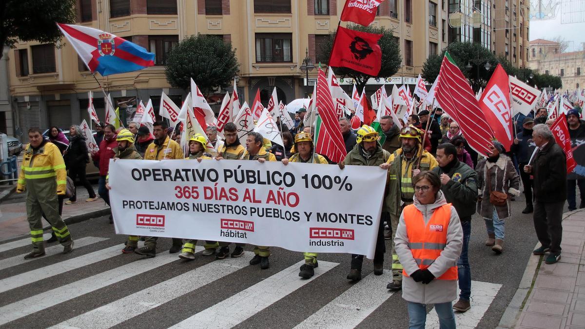 Banderas de Zamora en la manifestación celebrada en León contra la gestión de la Junta de los incendios del pasado verano.