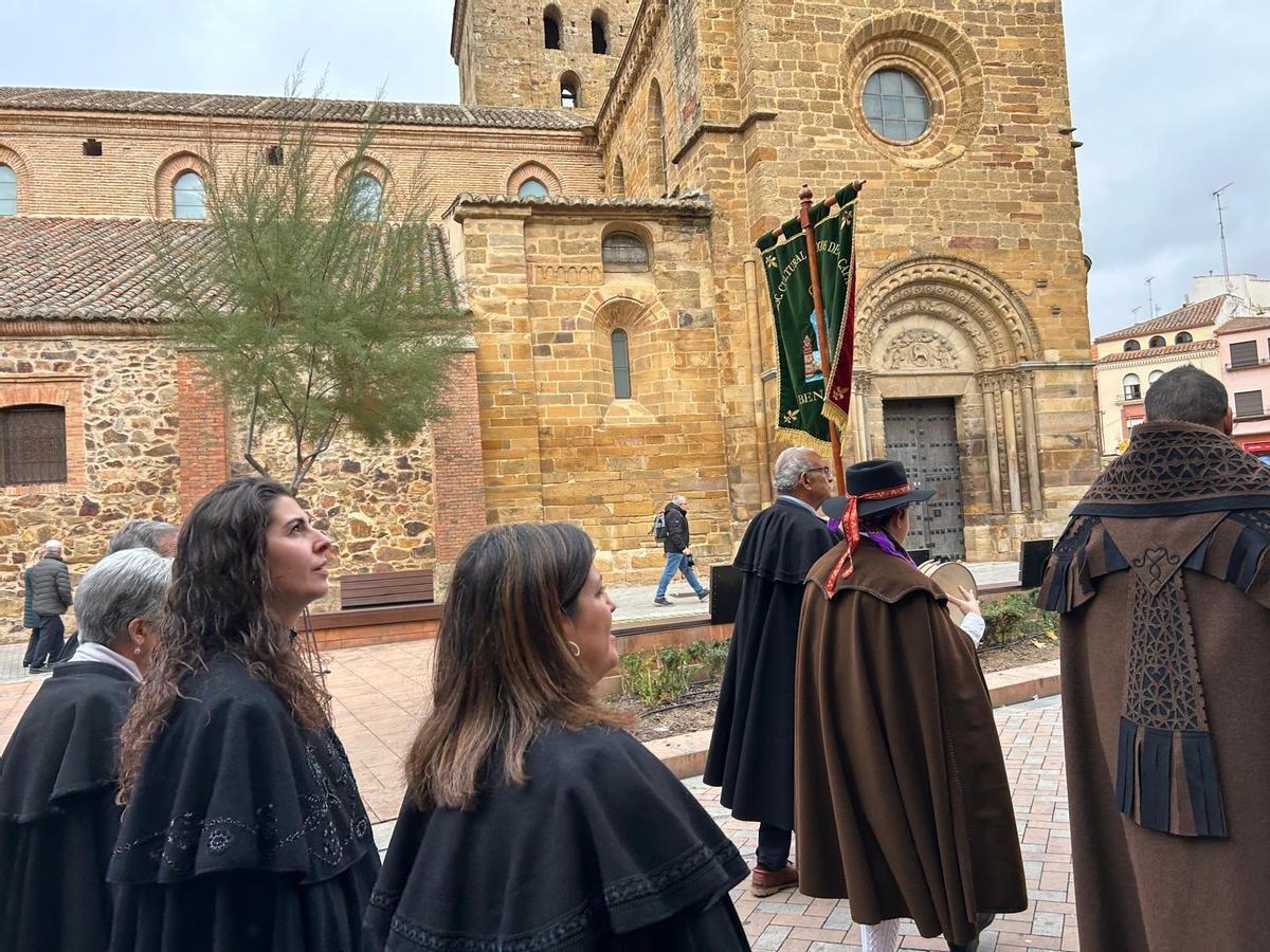 Fête des Amis du Cap avec le maire et le conseiller à la Culture portant les capes traditionnelles.