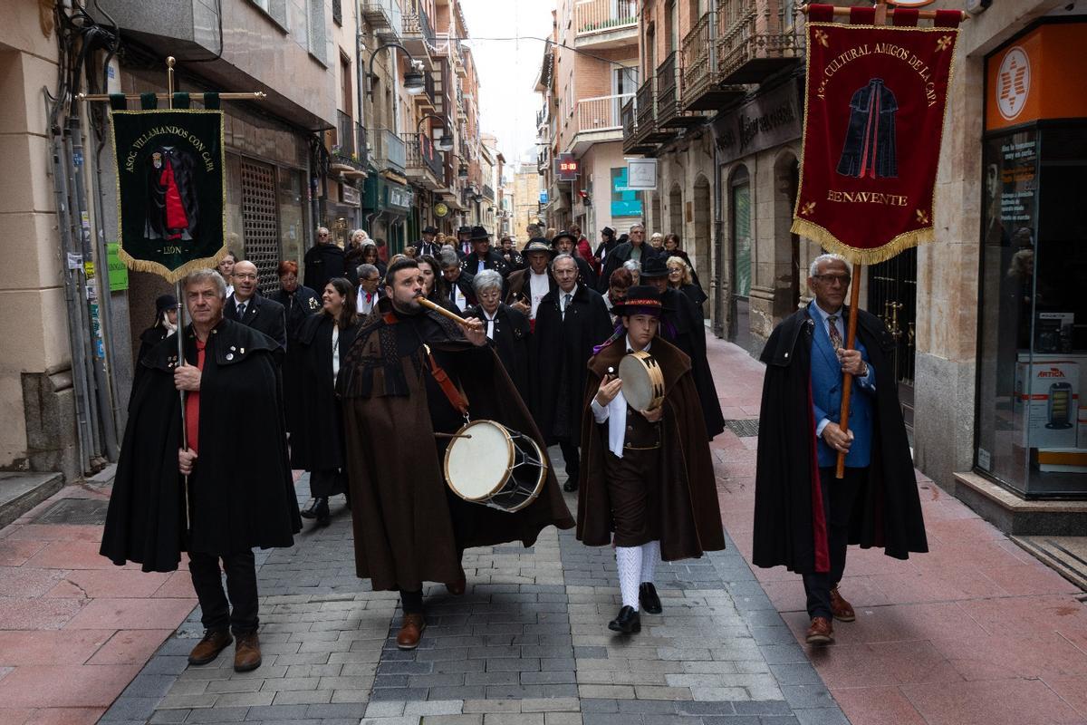 Défilé des Amis du Capa, le long de la rue La Rúa.