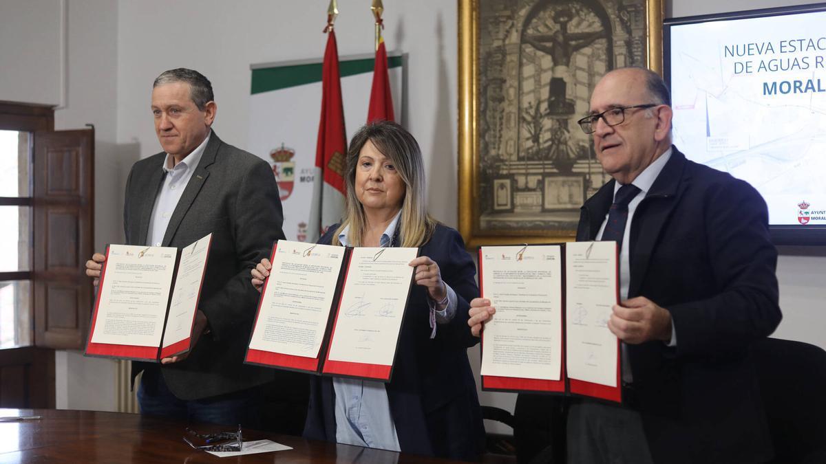 De izquierda a derecha, Faúndez, Lorenzo y Jiménez muestran el protocolo de colaboración firmado.