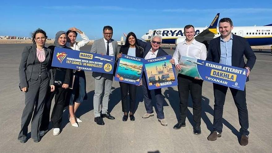 Representantes de Ryanair en su estreno de las rutas a Dakhla, en el Sáhara Occidental.