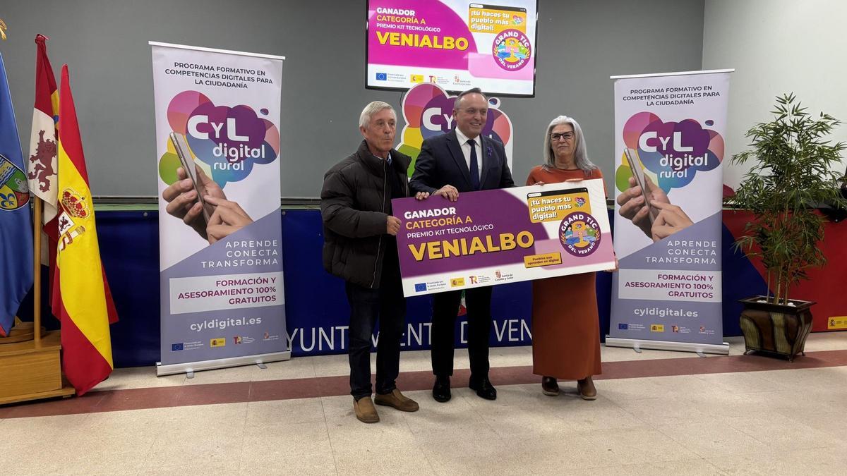A la izquierda, el alcalde de Venialbo, Jesús Vara, recoge el premio de manos del viceconsejero.