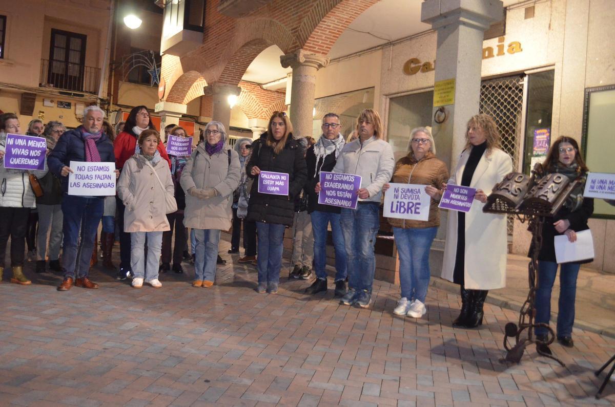 Les participants au rassemblement, parmi lesquels se trouvent des représentants du PSOE et de l'IU à Benavente.