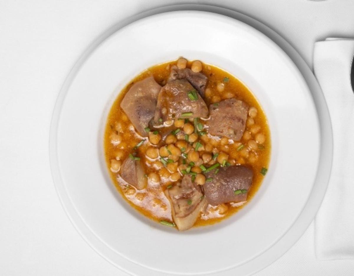 Pois chiches avec masque, une des recommandations des plats à la cuillère d'El Ventorro.