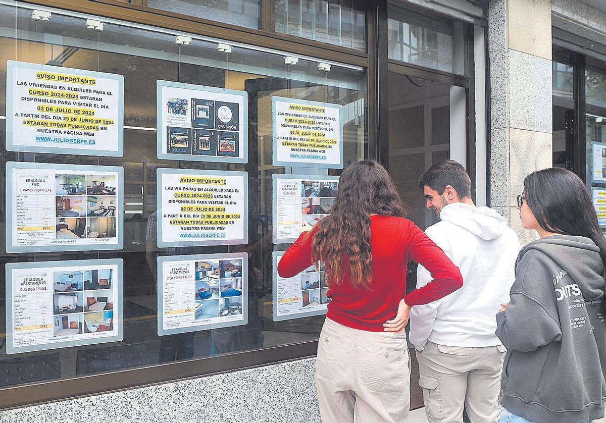 Jeunes à la recherche d'appartements en location.