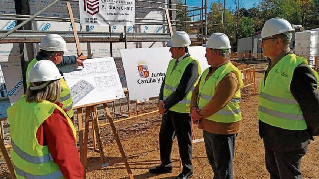 El consejero de Medio Ambiente, Ordenación del Territorio y Vivienda (en el centro) en una visita a Zamora para dar a conocer el proyecto de viviendas colaborativas para el alquiler joven.