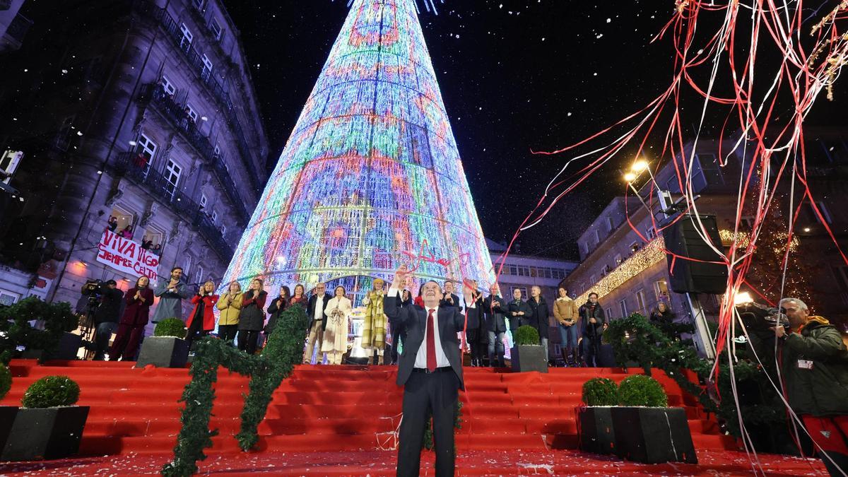 Vigo enciende la Navidad más grande de su historia ante miles de personas
