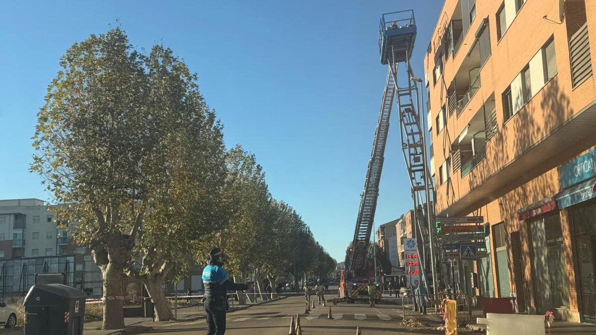 Grúa en la carretera de Salamanca, en el barrio de Pinilla (Zamora).