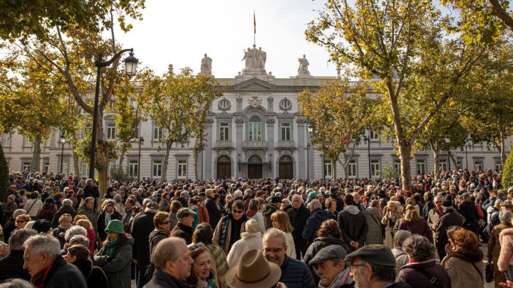 Vista de la manifestación este domingo en frente del Tribunal Supremo en Madrid en apoyo al fiscal general del Estado, Álvaro García Ortiz, tras su condena a dos años de inhabilitación y a una multa de 7.200 euros por un delito de revelación de datos reservados. EFE/ Daniel González