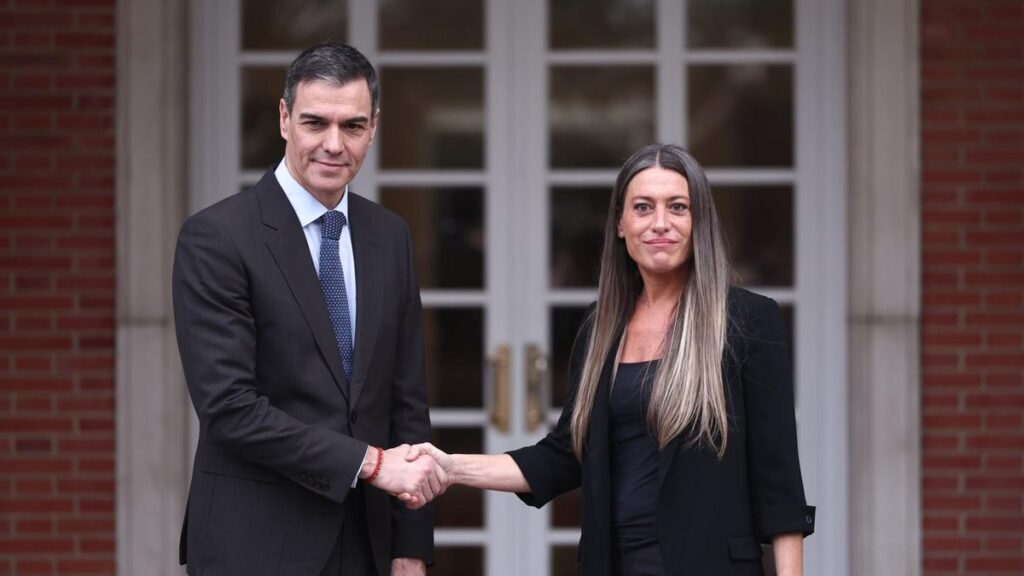 El presidente del Gobierno, Pedro Sánchez, con la portavoz de Junts en el Congreso, Miriam Nogueras, en el Palacio de la Moncloa el pasado 13 de marzo.